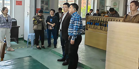 市經(jīng)信局副局長(zhǎng)楊雄文帶隊(duì)，蒼南縣經(jīng)信局趙局、壽局陪同來(lái)公司調(diào)研的圖片